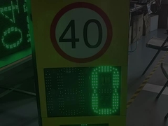 Indicadores de ritmo de radar LED a energia solar montados em postes com controlo remoto e registo de dados